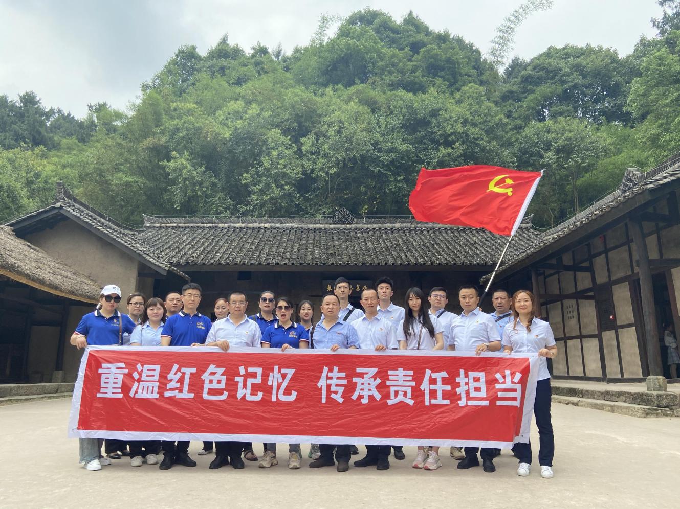 綿州通黨支部、空港巴士黨支部和公交駕校黨支部聯(lián)合開(kāi)展“重溫紅色記憶，傳承責任擔當”主題黨建活動(dòng)(圖2)