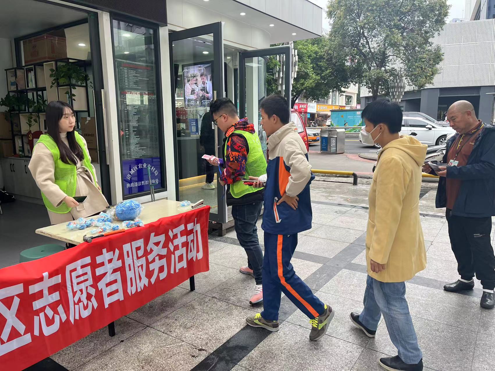 便民零距離 服務(wù)暖人心——綿州通開(kāi)展志愿者服務(wù)活動(dòng)(圖1)